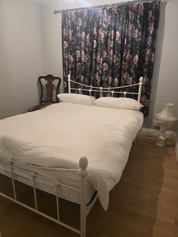 Room Priests Bridge in Greater London