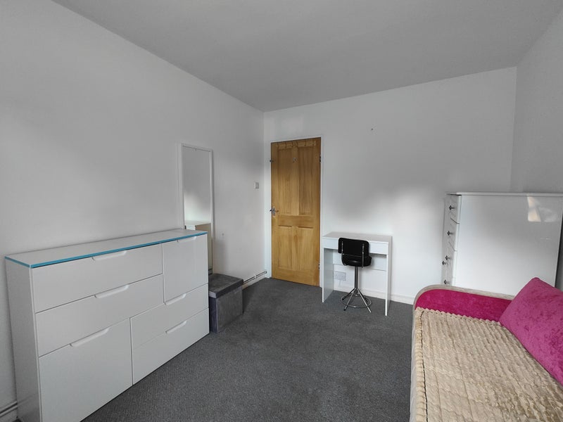 Room Priory Close in Greater London