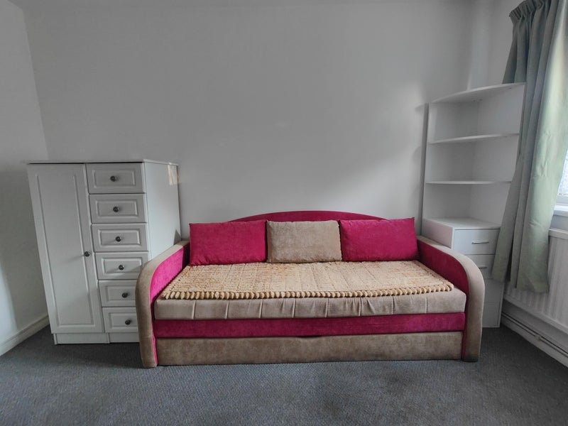 Room Priory Close in Greater London
