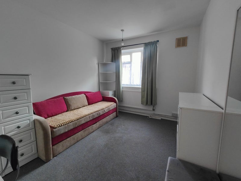 Room Priory Close in Greater London