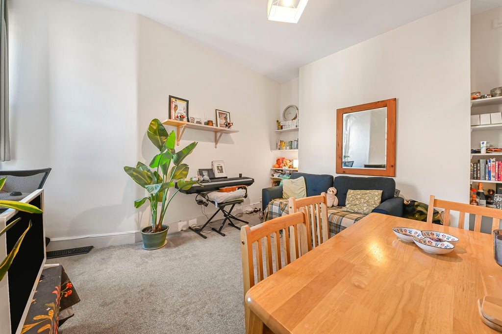 Flat Lurline Gardens in Greater London