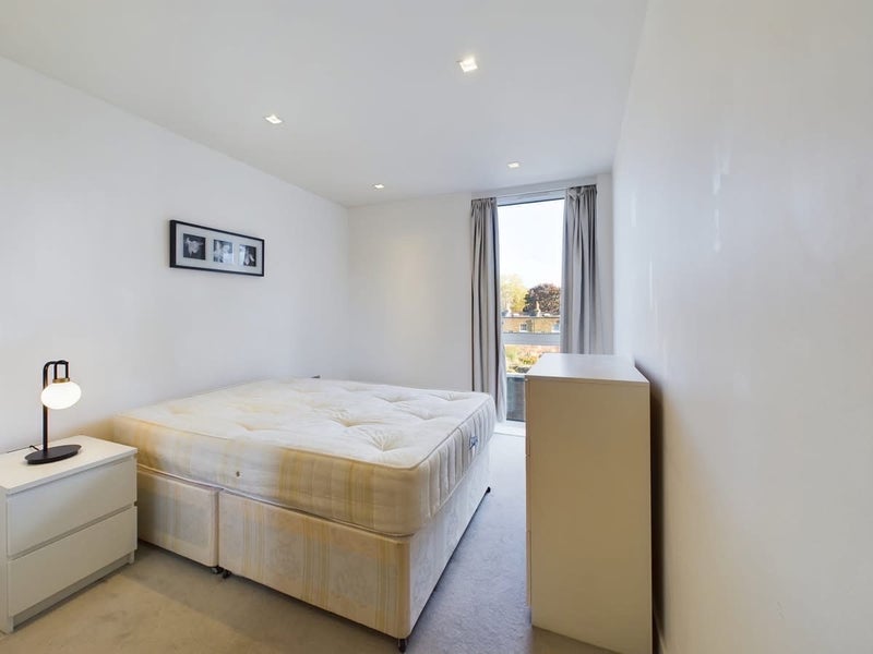 Flat Micawber Street in Greater London