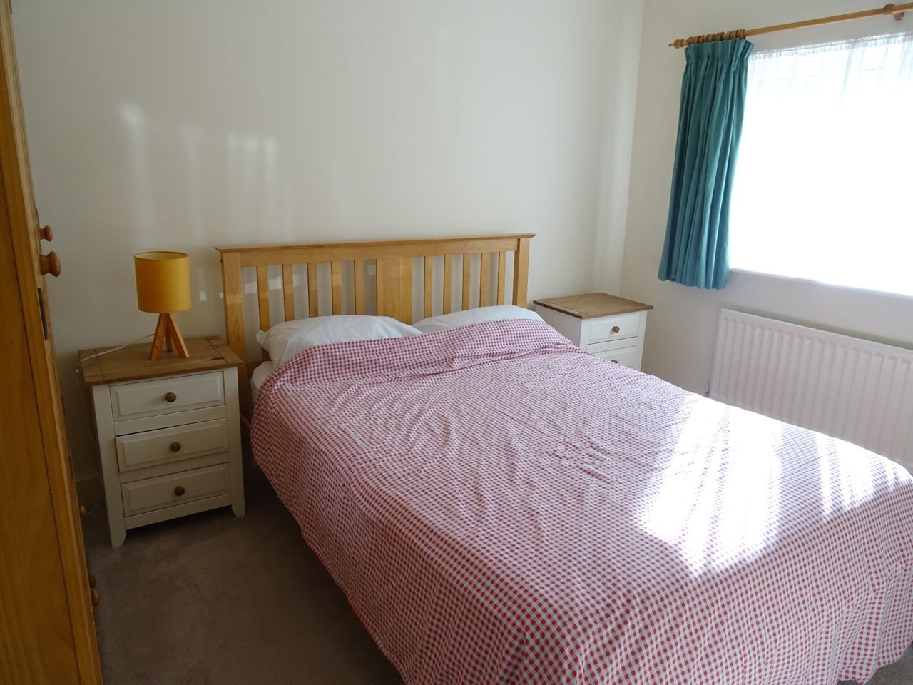 Flat Nimrod Road in Greater London