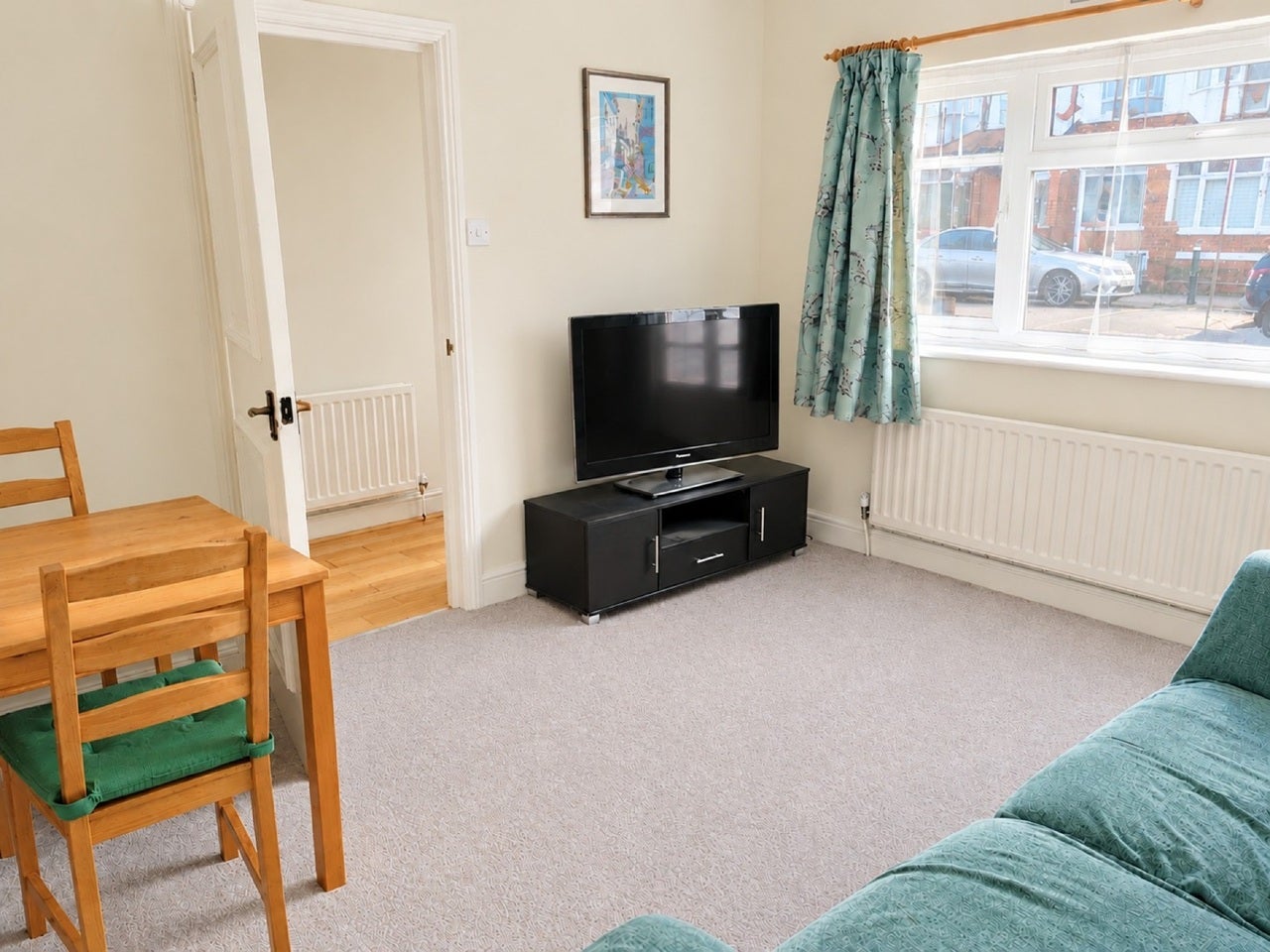 Flat Nimrod Road in Greater London