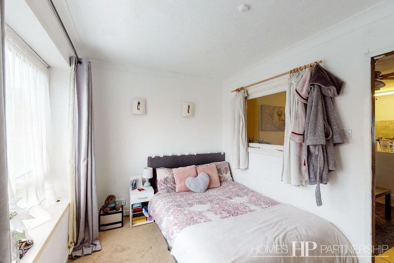 Flat Barnfield Road in Crawley