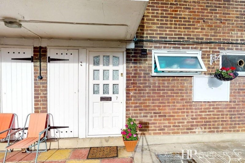 Flat Barnfield Road in Crawley