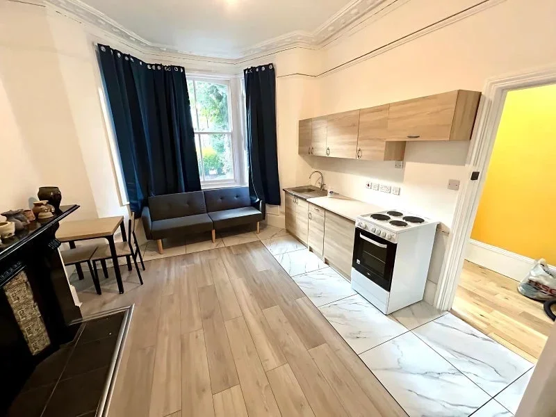Flat Aynhoe Road in Greater London