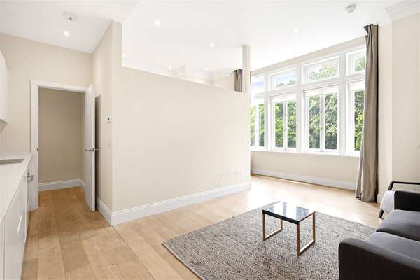 Flat Egerton Gardens in Greater London