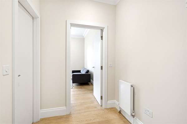 Flat Egerton Gardens in Greater London