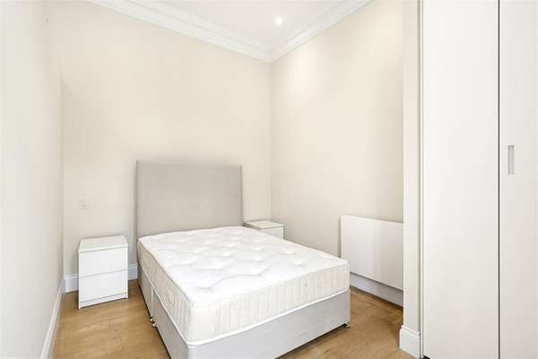 Flat Egerton Gardens in Greater London