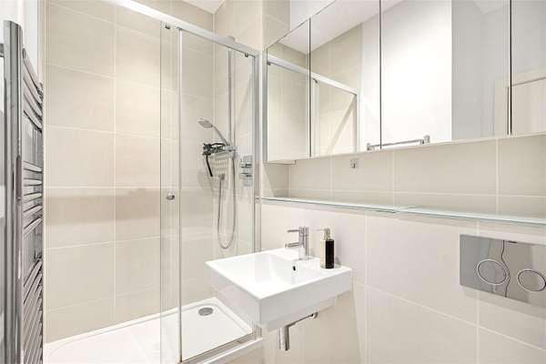 Flat Egerton Gardens in Greater London