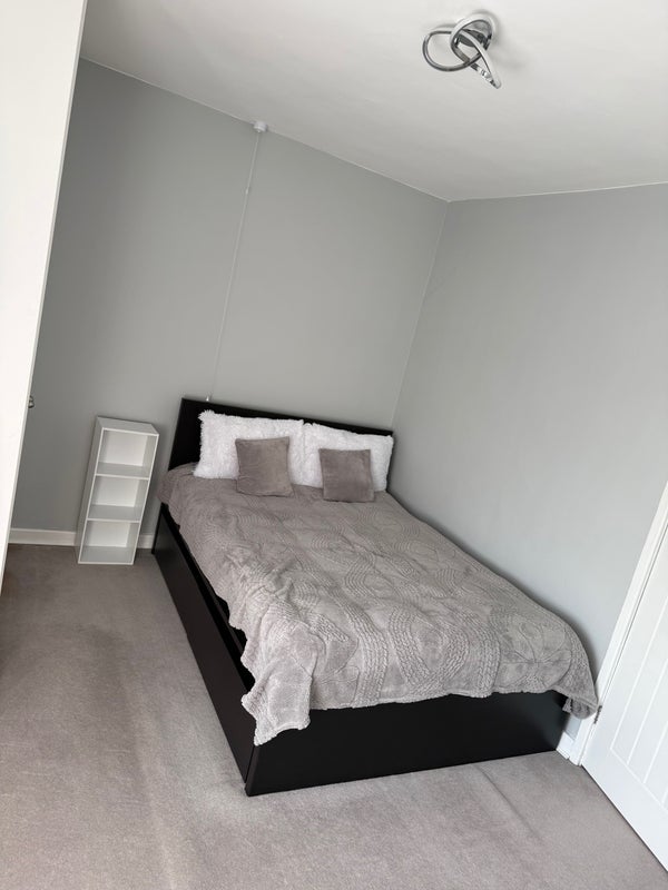 Room Edge Lane Road in Royton