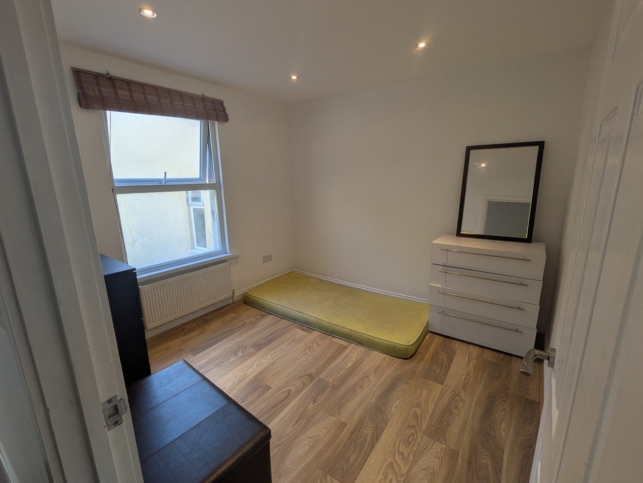 Room Elmdene Road in Greater London