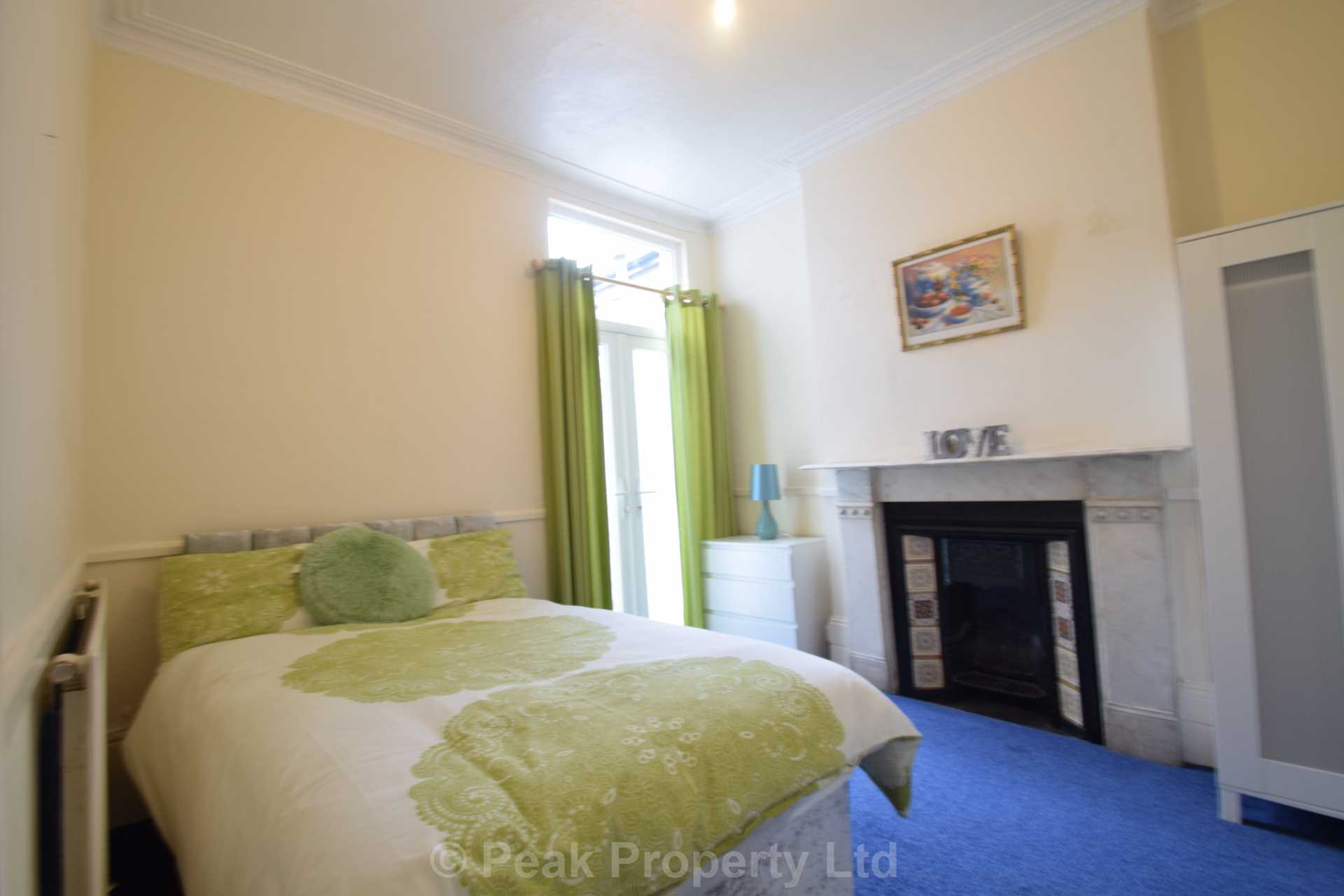 Room Hillcrest Road in Southend-on-Sea