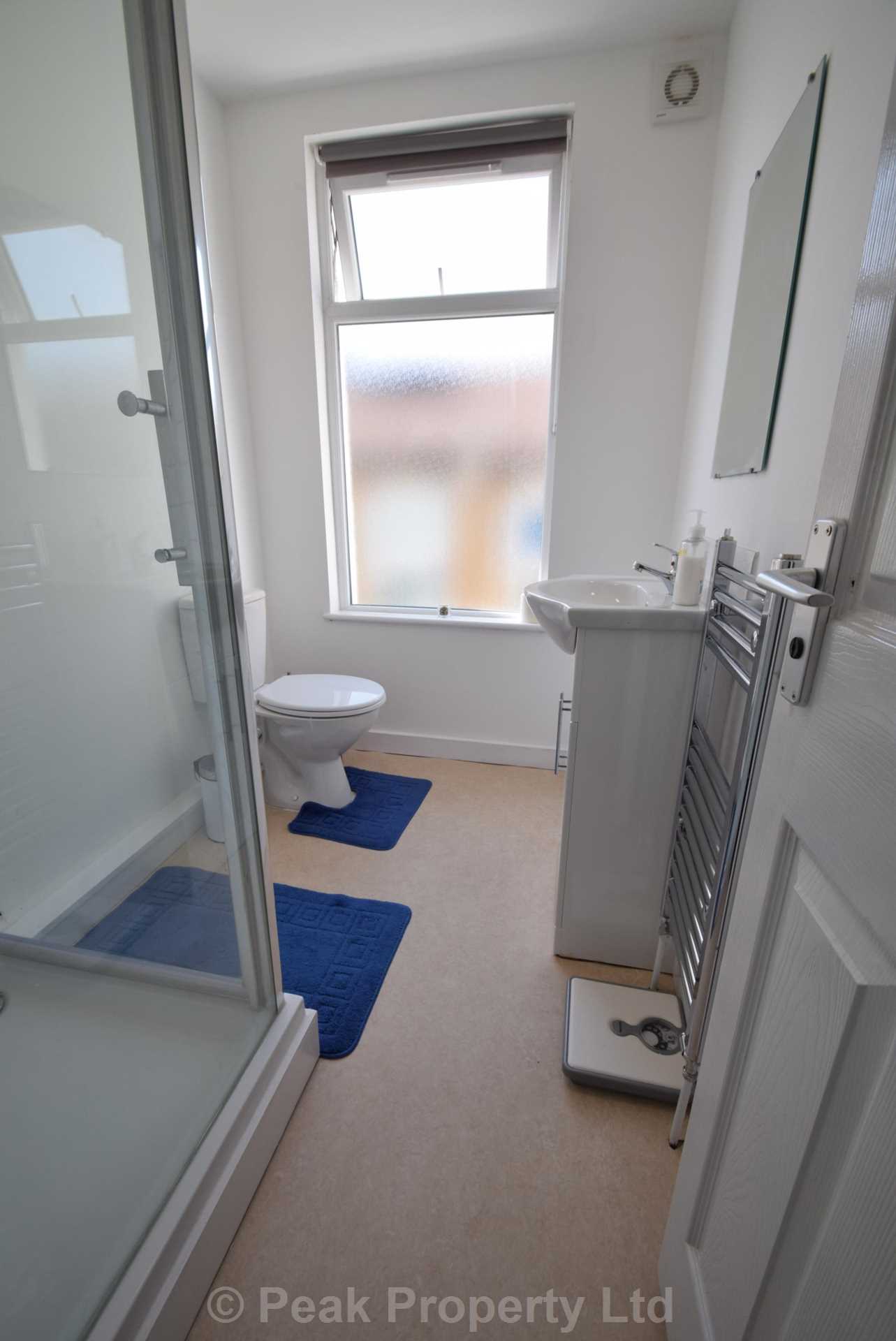 Room Hillcrest Road in Southend-on-Sea