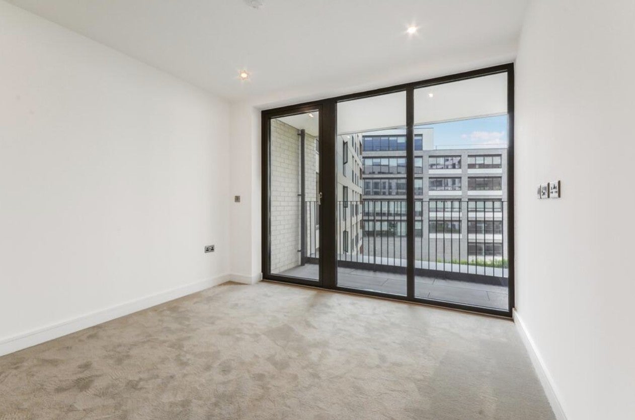 Flat Cremer Street in Greater London