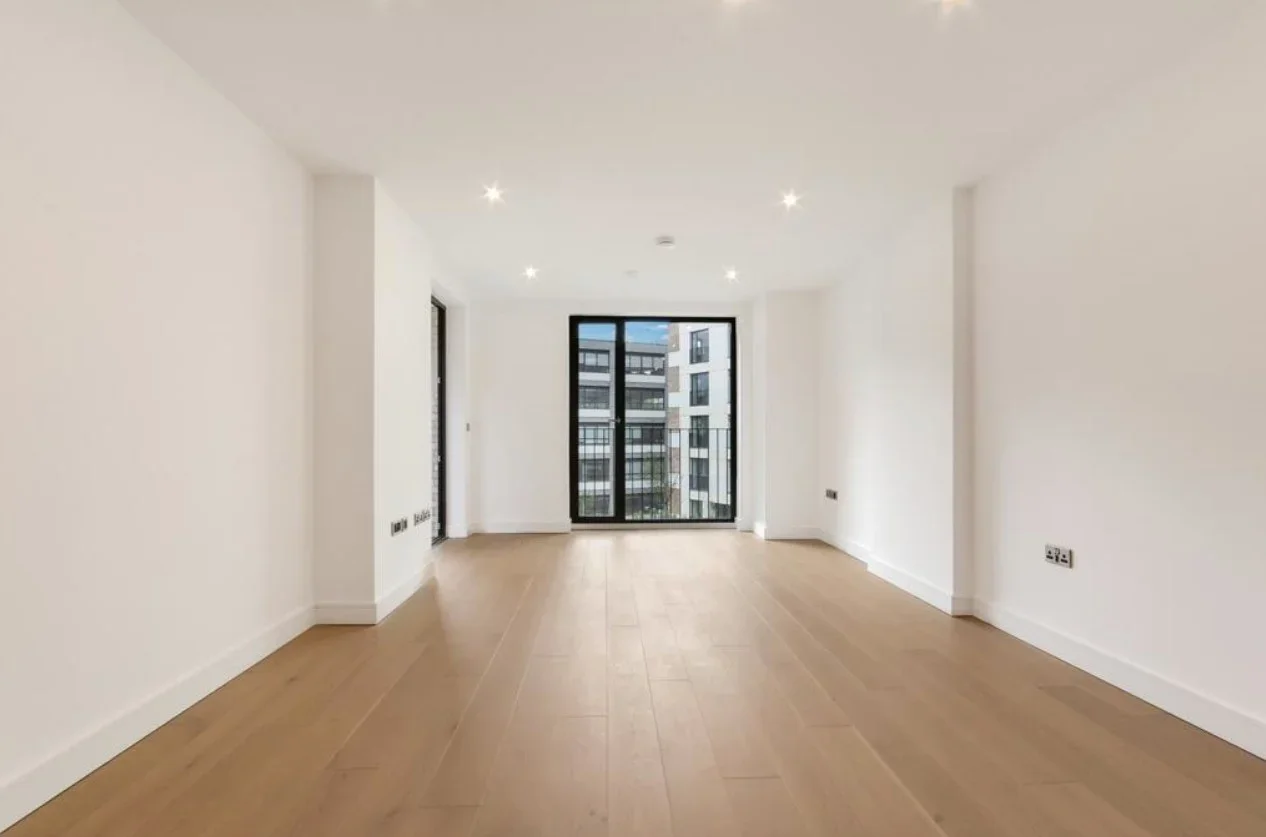 Flat Cremer Street in Greater London