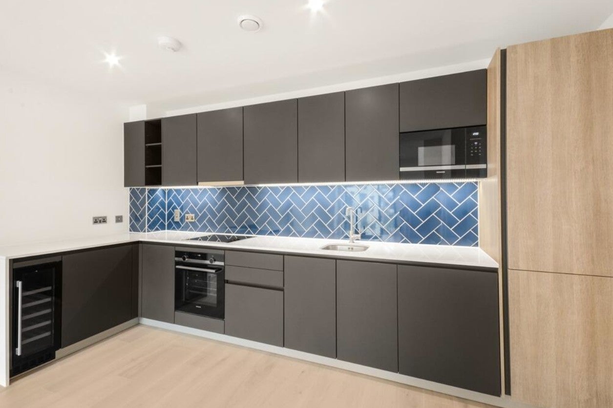 Flat Cremer Street in Greater London