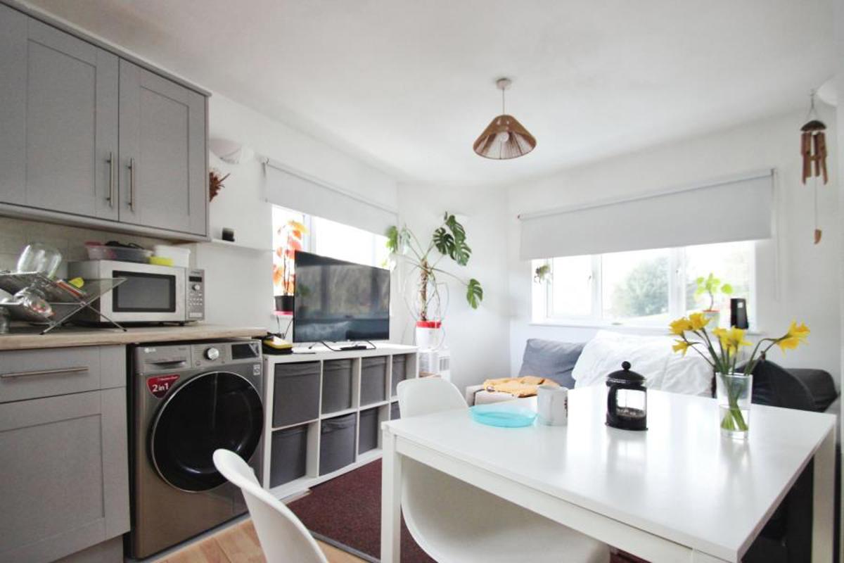 Flat Ashton Road in Bristol