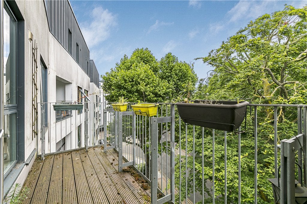 Flat Bollo Lane in Greater London