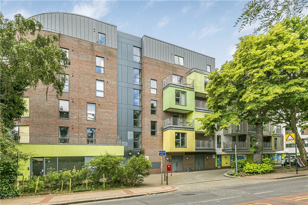 Flat Bollo Lane in Greater London