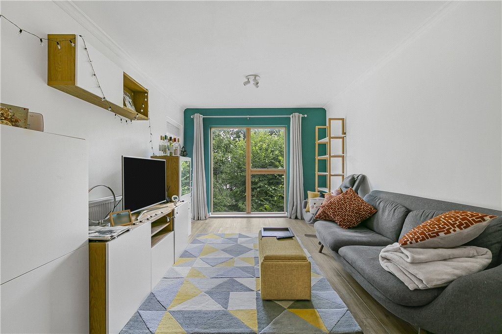 Flat Bollo Lane in Greater London