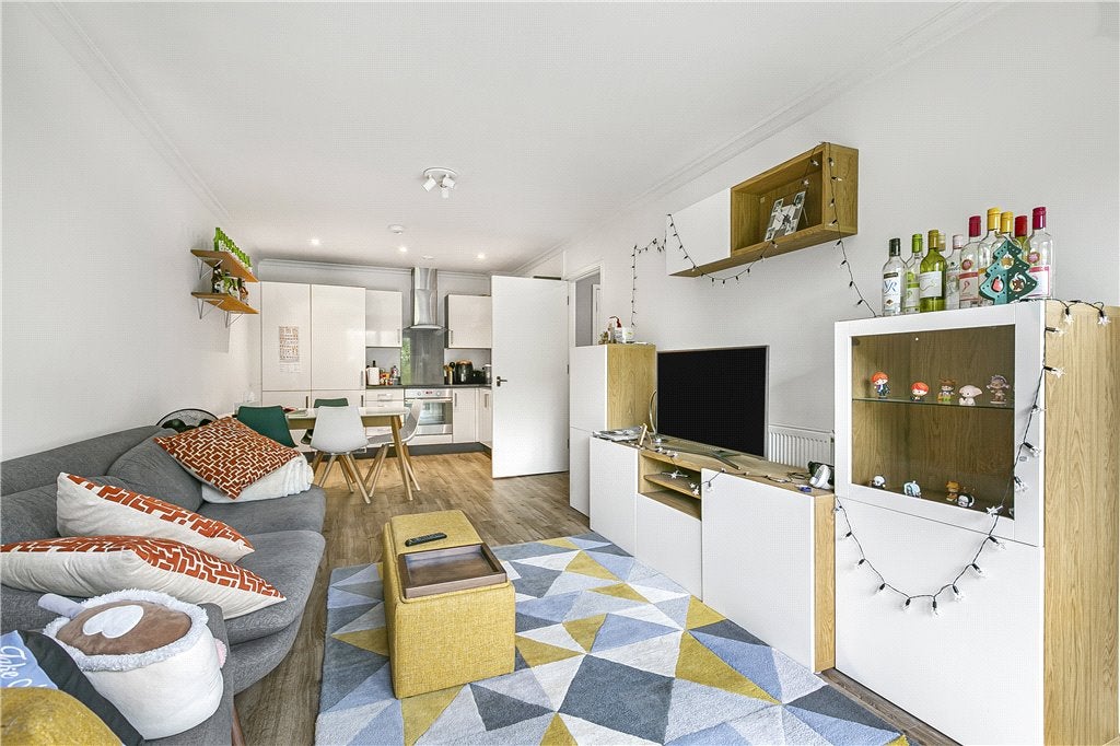 Flat Bollo Lane in Greater London