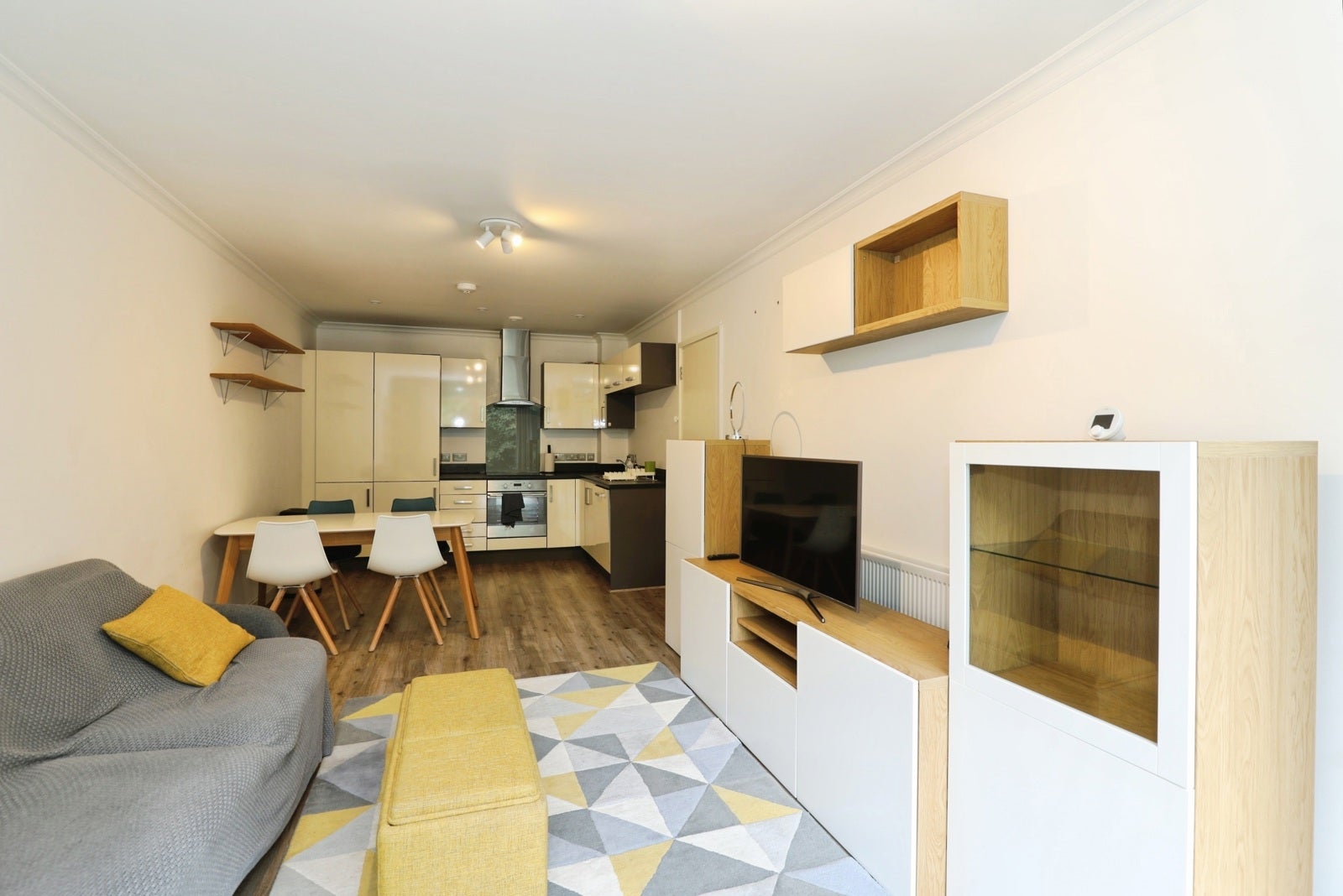 Flat Bollo Lane in Greater London