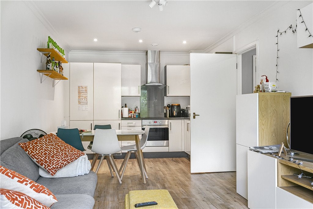 Flat Bollo Lane in Greater London