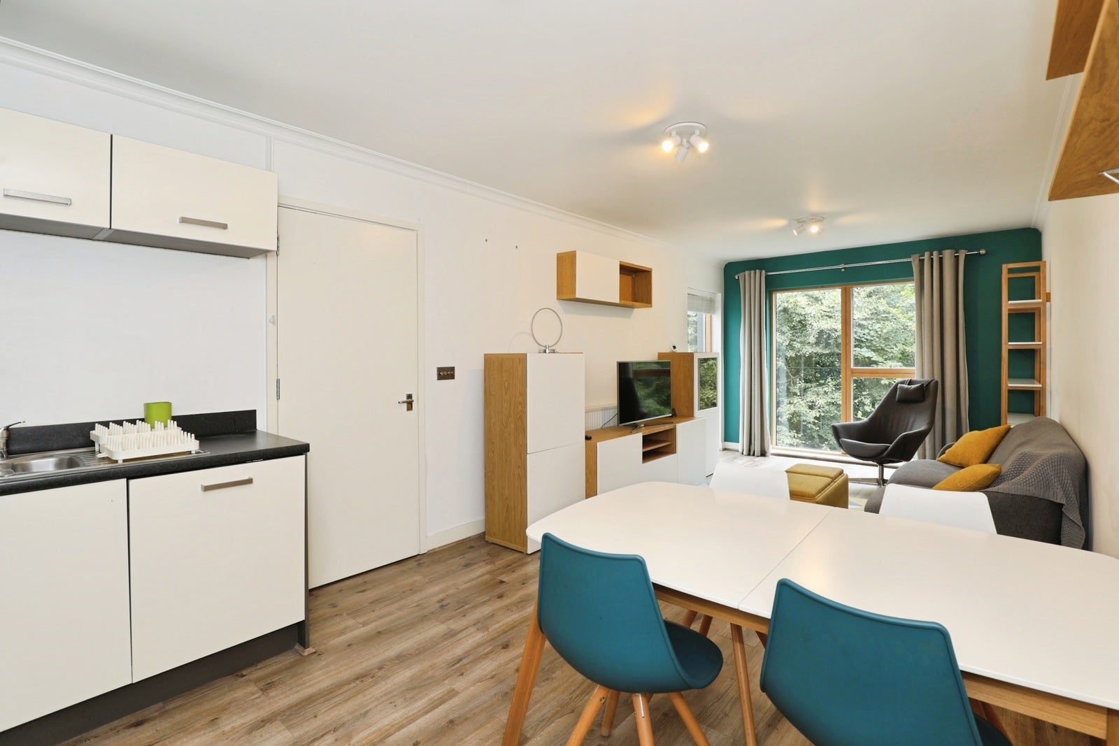 Flat Bollo Lane in Greater London