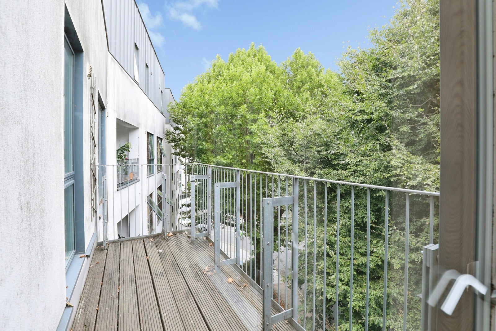 Flat Bollo Lane in Greater London