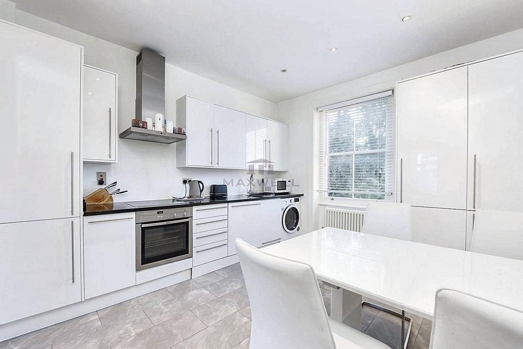 Flat Wemyss Road in Greater London