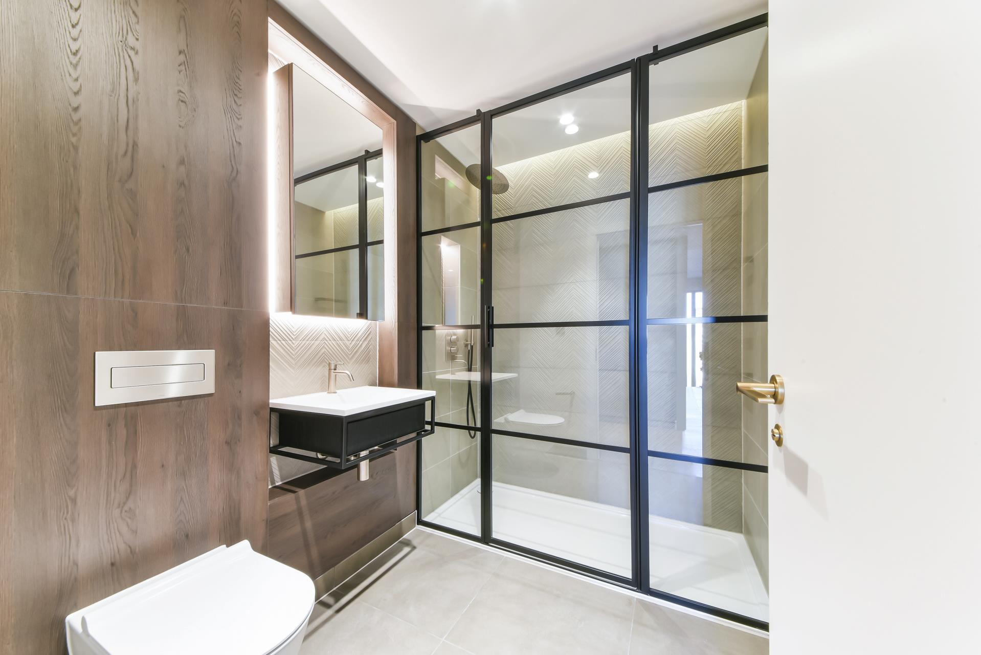 Flat Cleveland Street in Greater London
