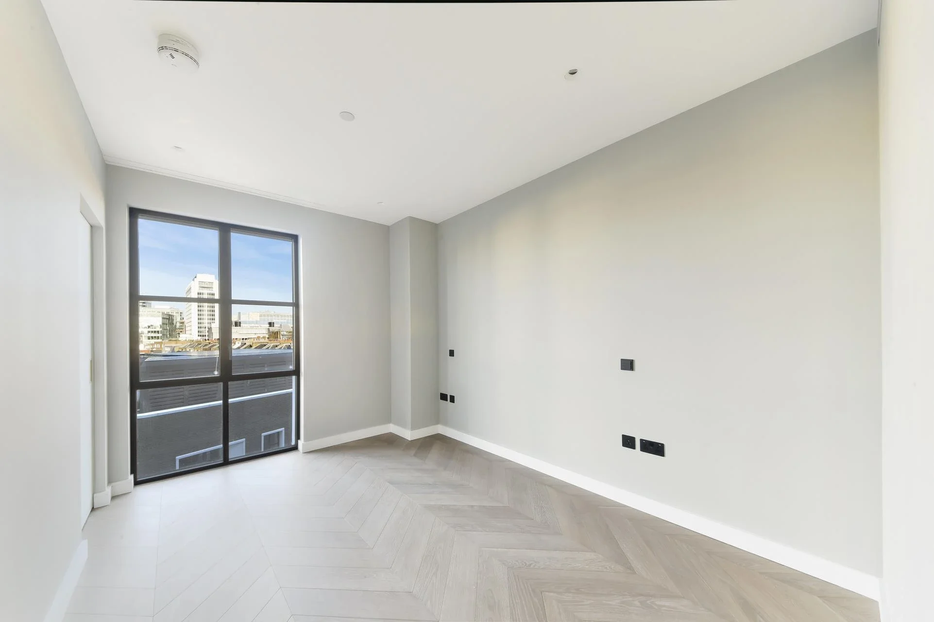 Flat Cleveland Street in Greater London