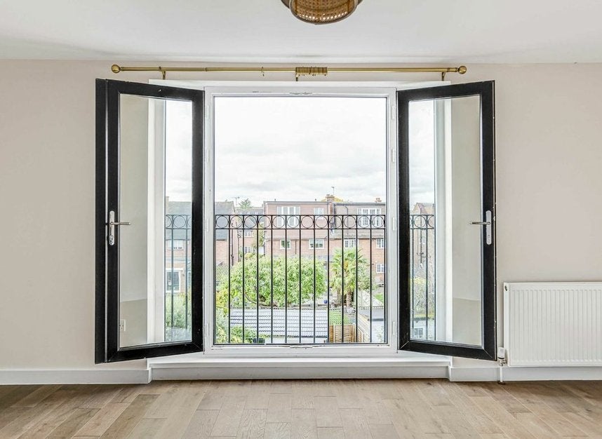 House Rothesay Avenue in Greater London