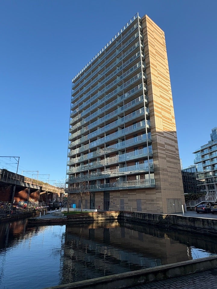 Flat Kelso Place in Manchester