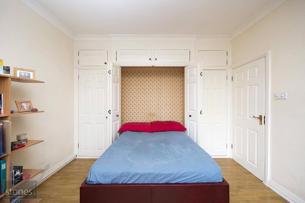 Flat Belsize Grove in Greater London