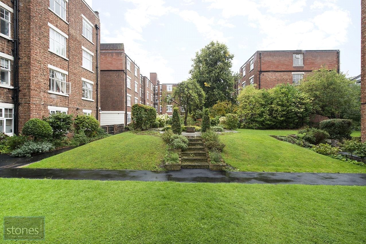Flat Belsize Grove in Greater London