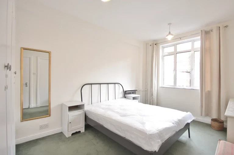 Flat Hammersmith Road in Greater London