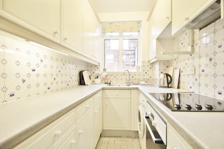 Flat Hammersmith Road in Greater London