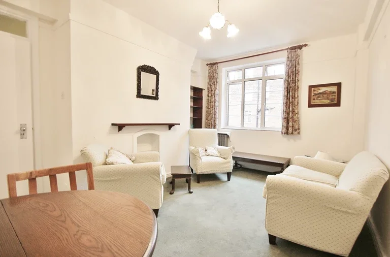 Flat Hammersmith Road in Greater London