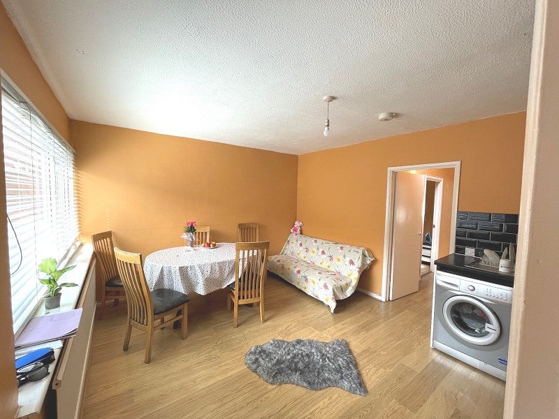 Flat Burnt Oak Broadway in Greater London