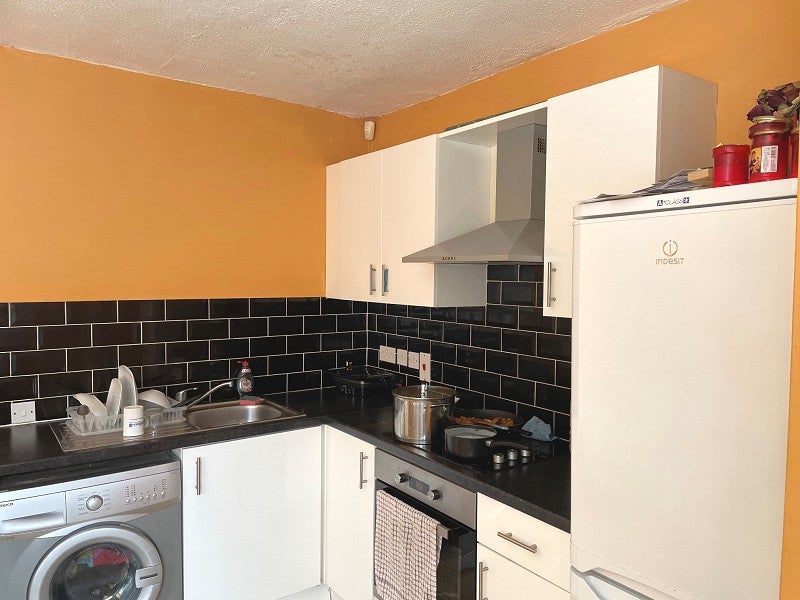 Flat Burnt Oak Broadway in Greater London