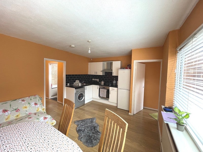Flat Burnt Oak Broadway in Greater London