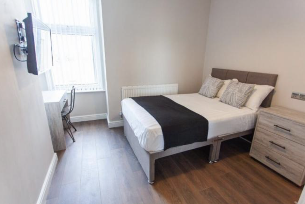 Room Jubilee Drive in Liverpool