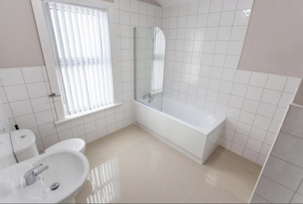 Room Jubilee Drive in Liverpool
