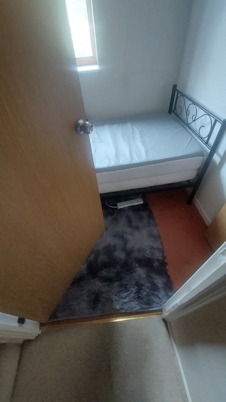 Room Abrahams Road in Crawley
