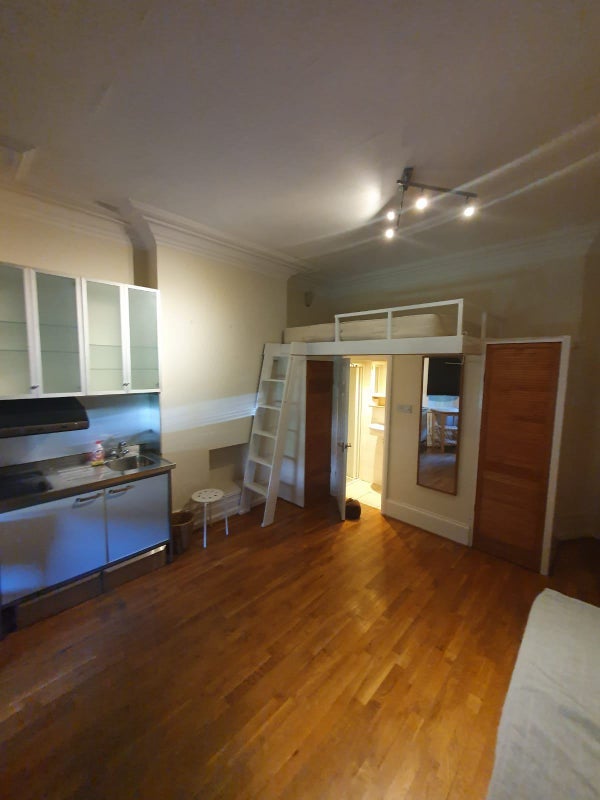 Room Woodgrange Avenue in Greater London