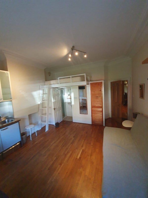 Room Woodgrange Avenue in Greater London