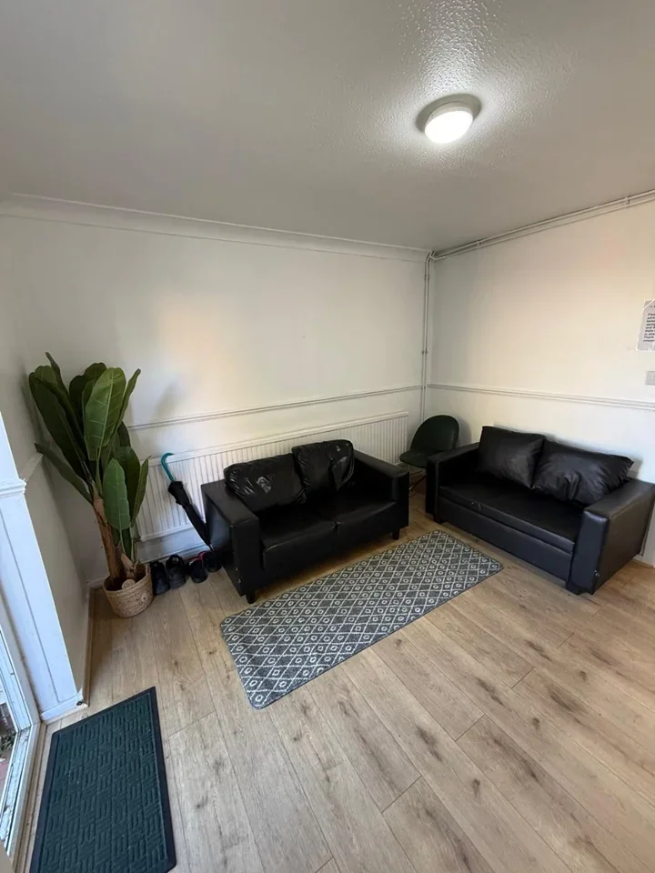 Room Walnut Gardens in Greater London
